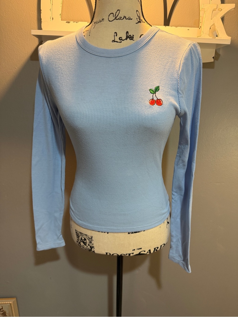 FREE KISSES LIGHT BLUE RIBBED LONG SLEEVE TOP WITH CHERRY PATCH SZ M JUNIORS